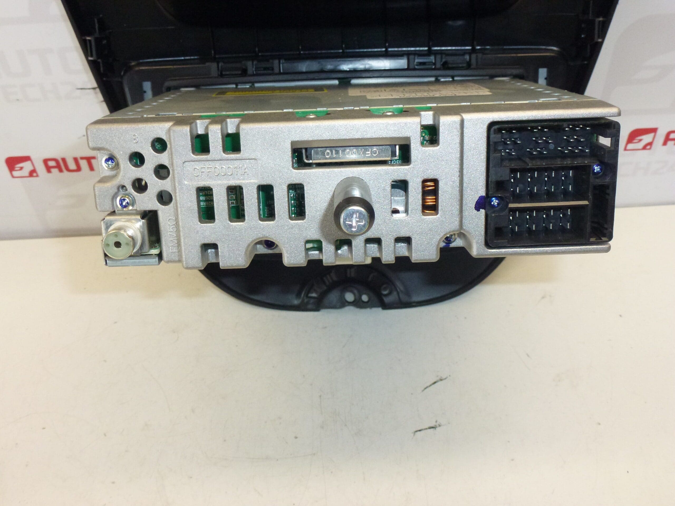 Autoradio CLARION con CD Citroën C1 Peugeot 107 - immagine 2