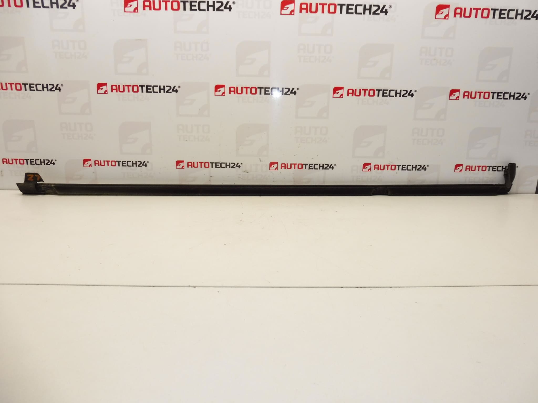 Cornice CHROM per porta posteriore sinistra Citroen C4 Picasso 9334N9 - immagine 2