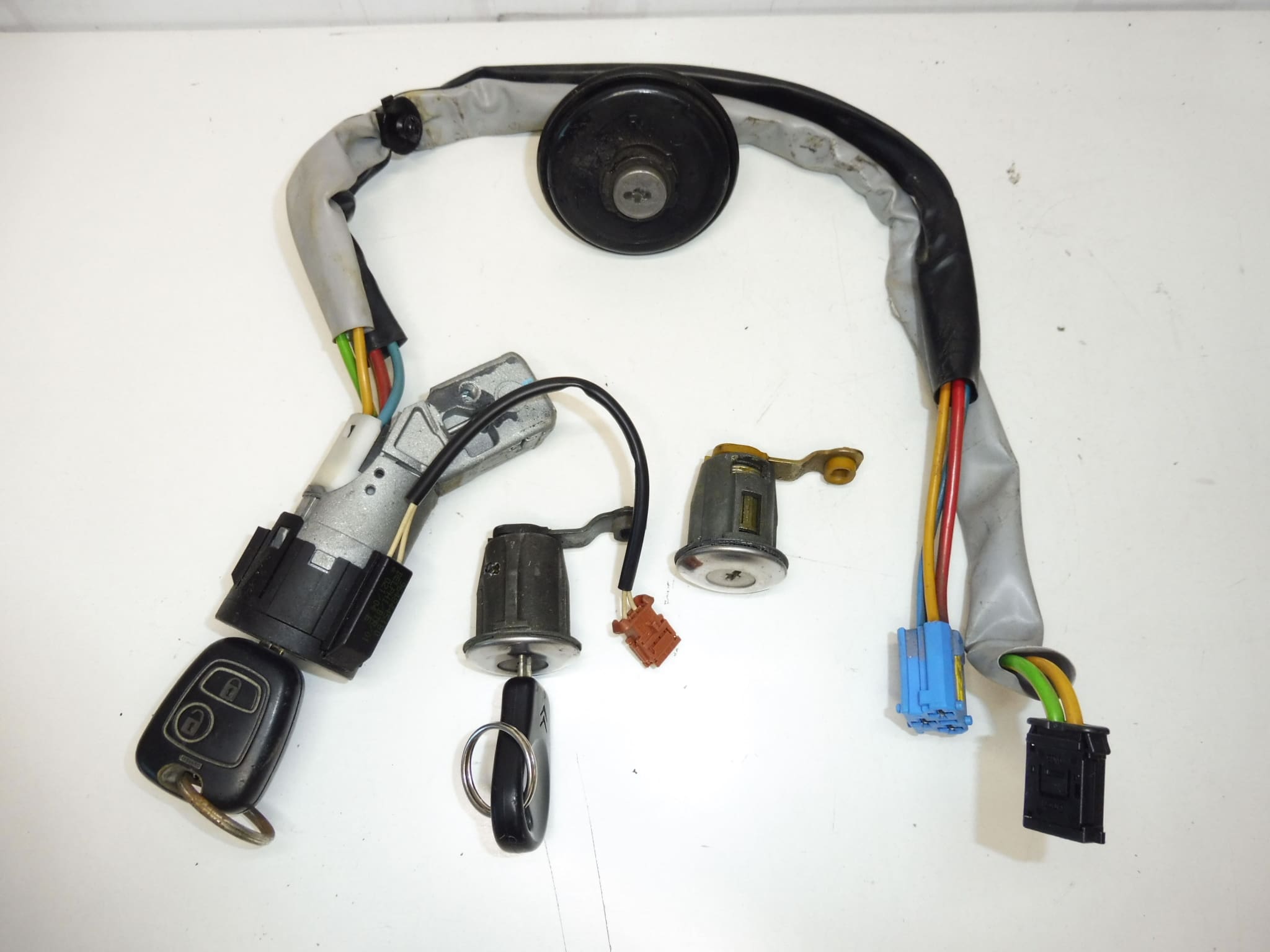 Set di 2 chiavi e serrature Citroën Berlingo II 4162CF 4162CH - immagine 2