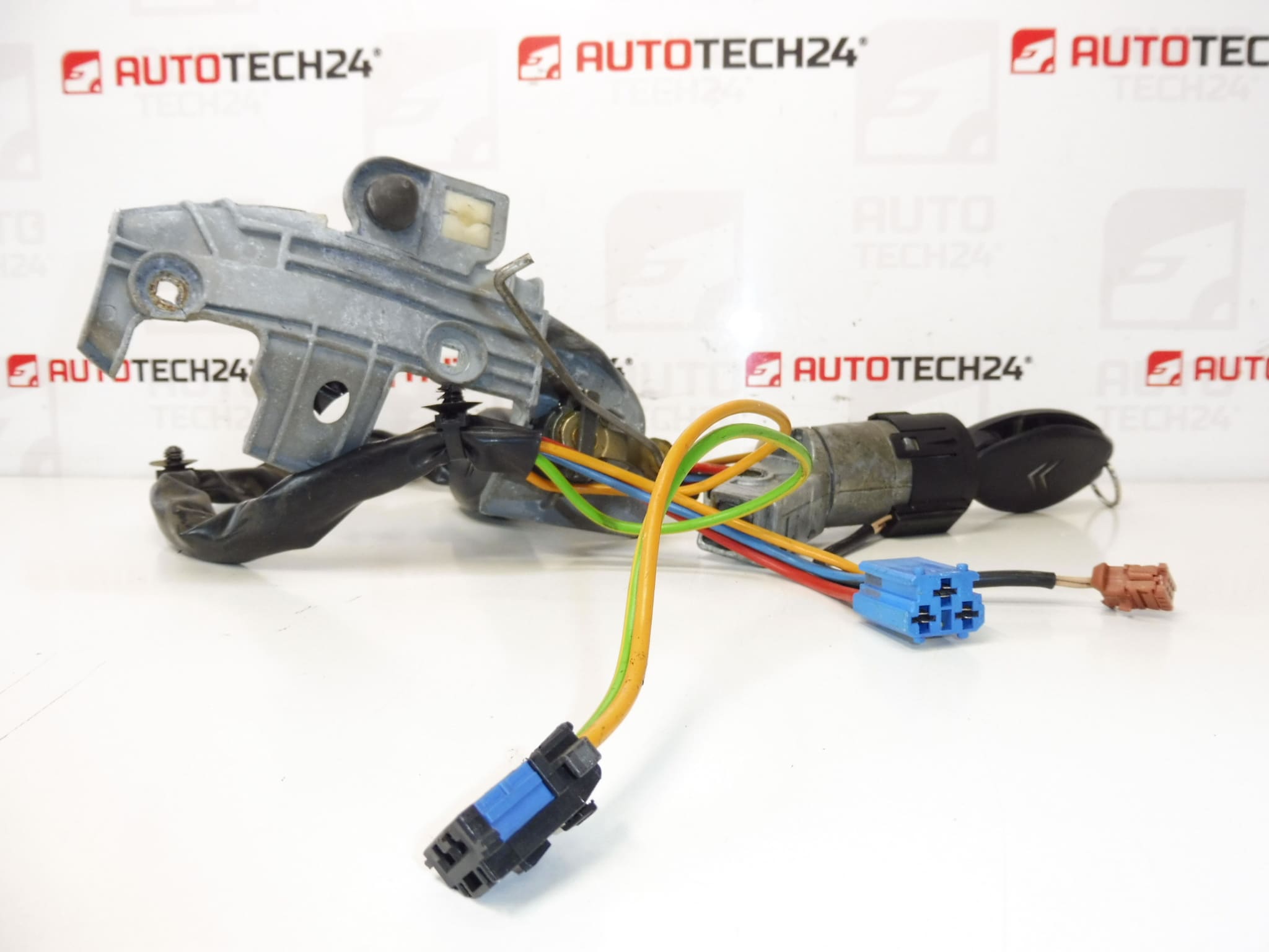 Kit serrature con 2 chiavi per Citroën C5 2001-2007 4162Z0 4162CE - immagine 2