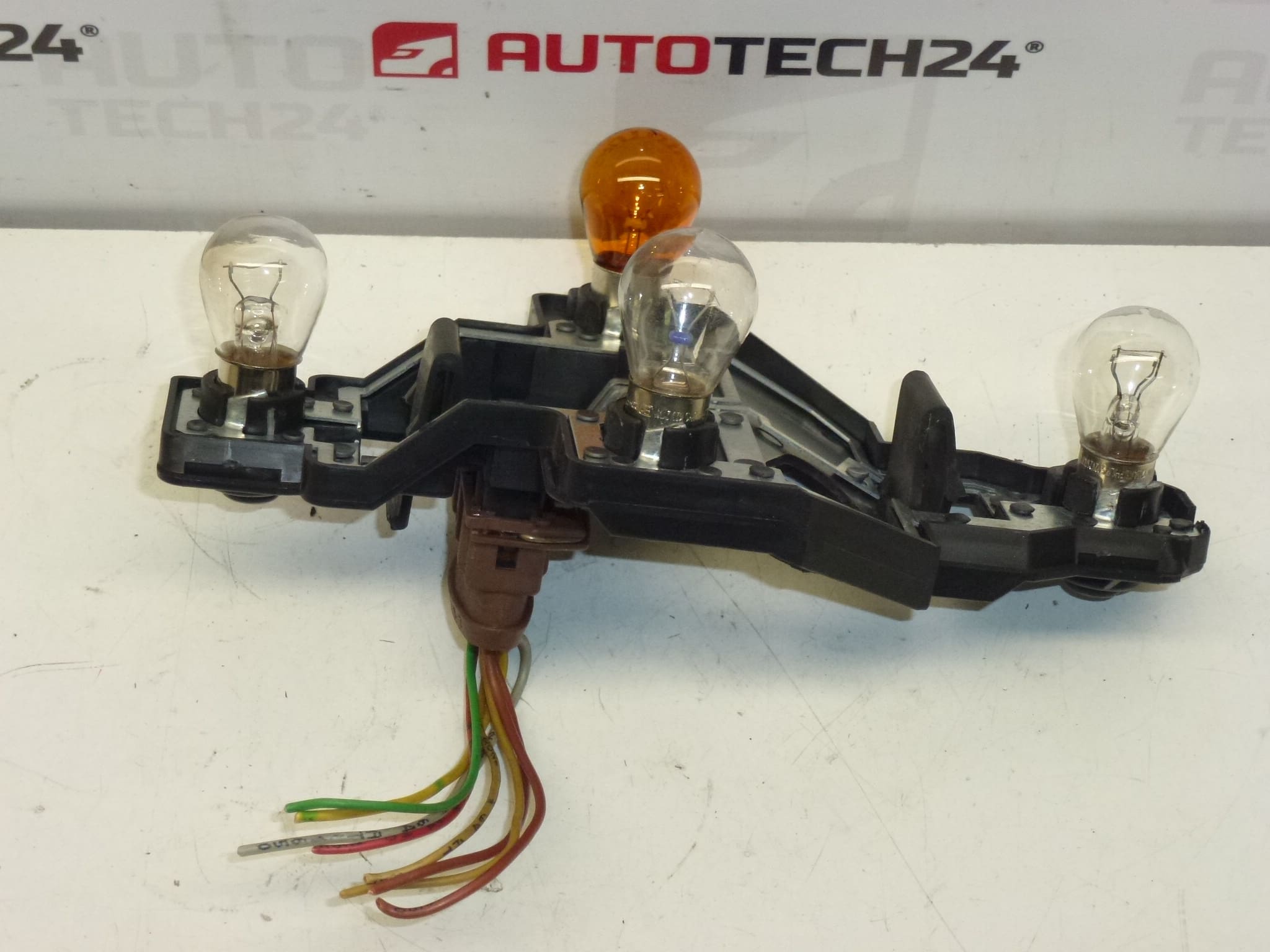 Attacco del Faro Posteriore Destro Citroën Xsara Kombi 6351J8 - immagine 2