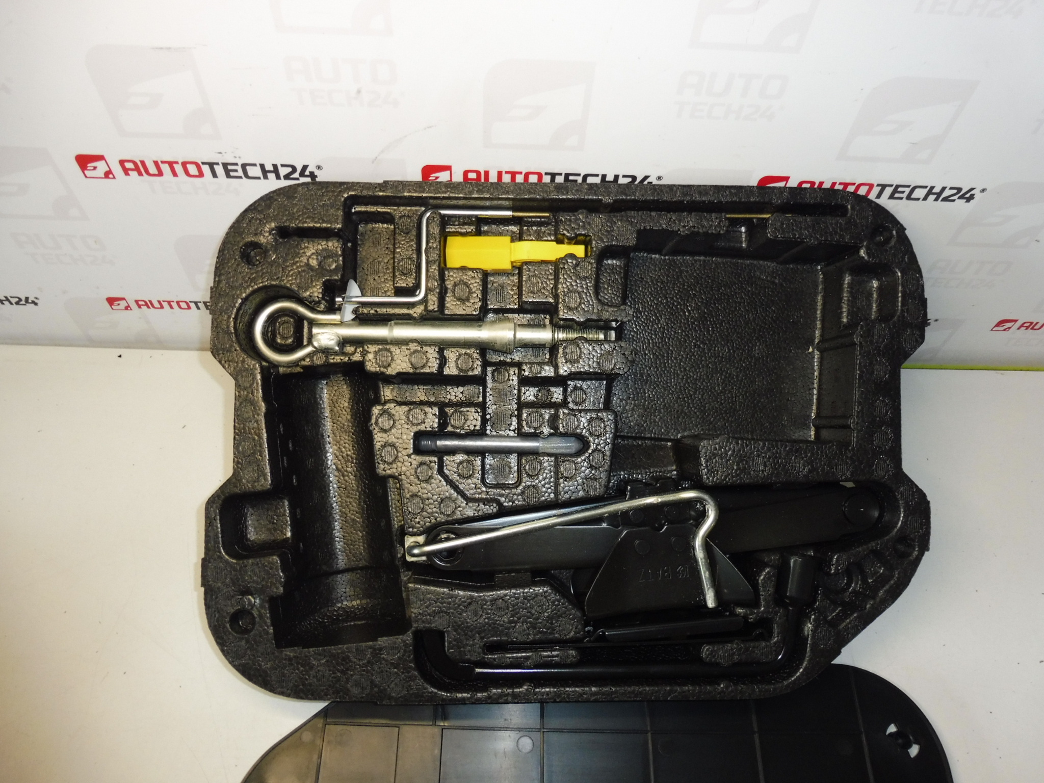 Set attrezzi, cric, chiave, gancio di traino Citroën C4 Picasso 6736A7 674418 672594 671809 671739