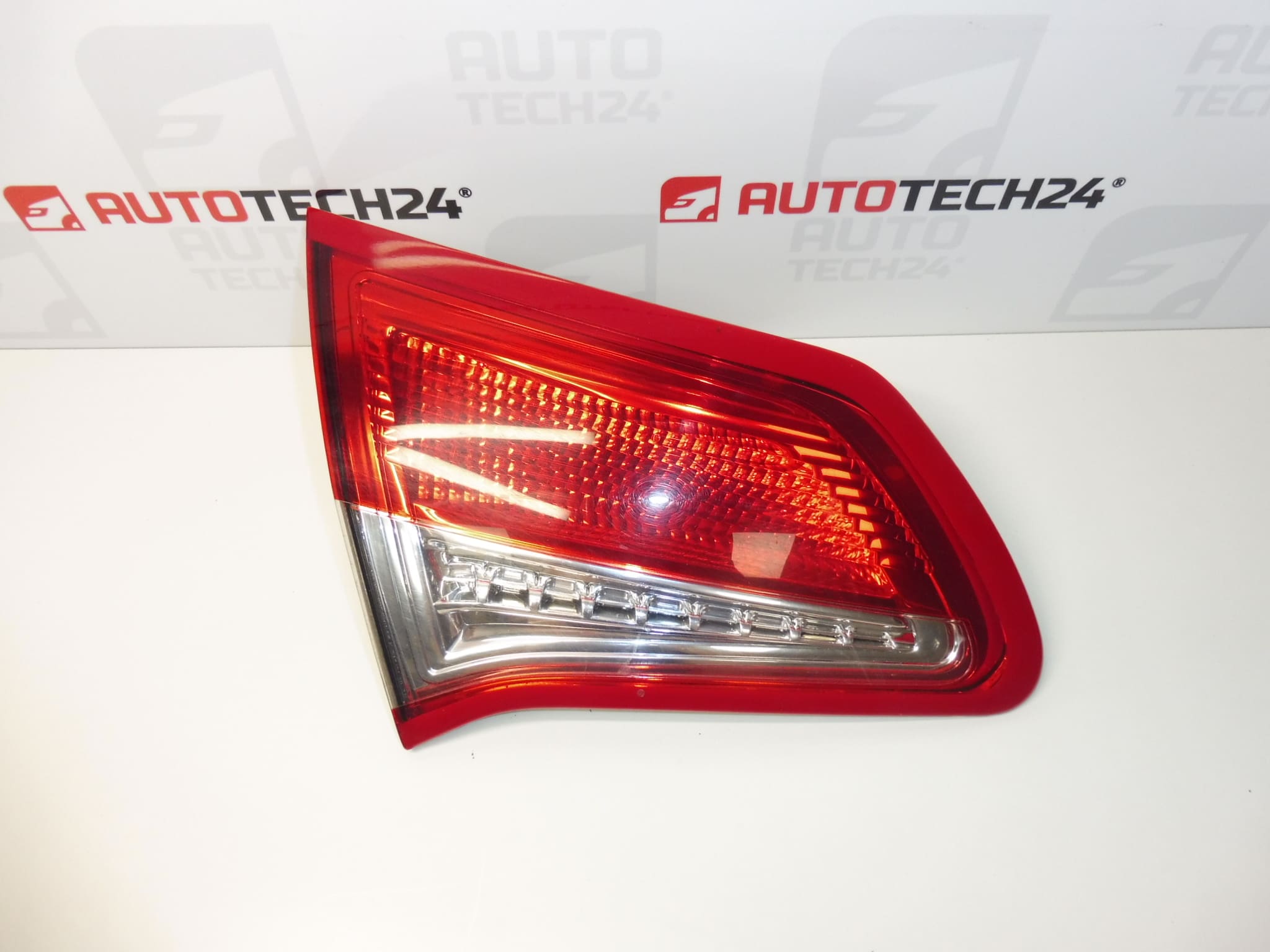 Cornice decorativa del fanale posteriore sinistro Citroën C4 II 9672155880 7453E4